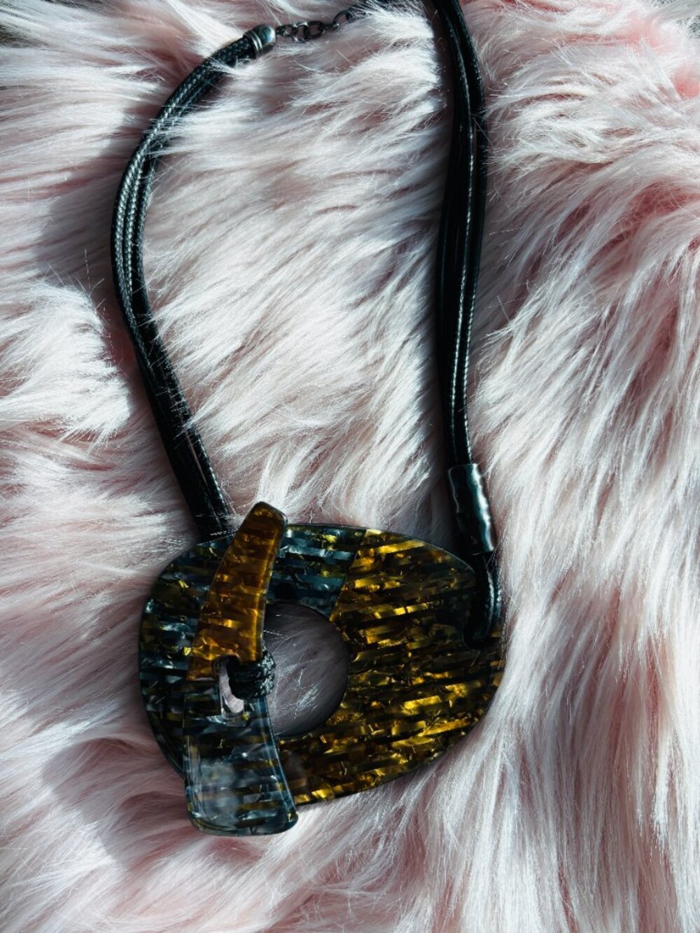 Necklace features a contemporary artisanal style - Picture 2 of 2